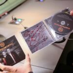 15.12.2020 Radio Kielce. Finał drugiego dnia akcji Radia Kielce "Choinka pod choinkę". Na zdjęciu (z lewej): Kuba Kowalski, Łukasz Golec z GolecuOrkiestraoraz Paweł Solarz / Wiktor Taszłow / Radio Kielce