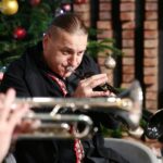 15.12.2020 Radio Kielce. Finał drugiego dnia akcji Radia Kielce "Choinka pod choinkę". Na zdjęciu: Łukasz Golec z GolecuOrkiestra / Wiktor Taszłow / Radio Kielce