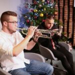 15.12.2020 Radio Kielce. Finał drugiego dnia akcji Radia Kielce "Choinka pod choinkę". Na zdjęciu (z lewej): Kuba Kowalski, Łukasz Golec z GolecuOrkiestra / Wiktor Taszłow / Radio Kielce