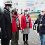 16.12.2020. Kielce. Betlejemskie światło zabłysło w szpitalu na Czarnowie. Na zdjęciu (z prawej): Bartosz Stemplewski - dyrektor Wojewódzkiego Szpitala Zespolonego w Kielcach / Wiktor Taszłow / Radio Kielce