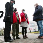 16.12.2020. Kielce. Betlejemskie światło zabłysło w szpitalu na Czarnowie. Na zdjęciu (z prawej): Bartosz Stemplewski - dyrektor Wojewódzkiego Szpitala Zespolonego w Kielcach / Wiktor Taszłow / Radio Kielce