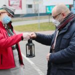 16.12.2020. Kielce. Betlejemskie światło zabłysło w szpitalu na Czarnowie. Na zdjęciu (z prawej): Bartosz Stemplewski - dyrektor Wojewódzkiego Szpitala Zespolonego w Kielcach / Wiktor Taszłow / Radio Kielce