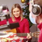 16.12.2020. Radio Kielce. Finał trzeciego dnia akcji Radia Kielce "Choinka pod choinkę". Na zdjęciu (od lewej): Katarzyna Lisowska, Paweł Solarz / Wiktor Taszlow / Radio Kielce