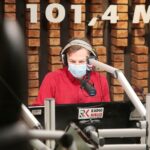 16.12.2020. Radio Kielce. Finał trzeciego dnia akcji Radia Kielce "Choinka pod choinkę". Na zdjęciu: Paweł Solarz / Wiktor Taszłow / Radio Kielce