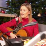 16.12.2020. Radio Kielce. Finał trzeciego dnia akcji Radia Kielce "Choinka pod choinkę". Na zdjęciu: Katarzyna Lisowska / Wiktor Taszłow / Radio Kielce