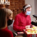 16.12.2020. Radio Kielce. Finał trzeciego dnia akcji Radia Kielce "Choinka pod choinkę". Na zdjęciu (od lewej): Katarzyna Lisowska, Paweł Solarz / Wiktor Taszłow / Radio Kielce