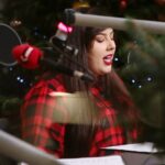 16.12.2020. Radio Kielce. Finał trzeciego dnia akcji Radia Kielce "Choinka pod choinkę". Na zdjęciu: Agata Kołodziej / Wiktor Taszłow / Radio Kielce