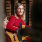 16.12.2020. Radio Kielce. Finał trzeciego dnia akcji Radia Kielce "Choinka pod choinkę". Na zdjęciu: Katarzyna Lisowska / Wiktor Taszłow / Radio Kielce