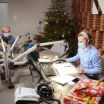 17.12.2020. Radio Kielce. Finał czwartego dnia akcji Radia Kielce "Choinka pod choinkę". Na zdjęciu (od lewej): Marek Werens, Paweł Solarz / Wiktor Taszłow / Radio Kielce