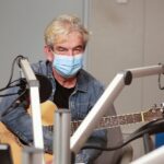 17.12.2020. Radio Kielce. Finał czwartego dnia akcji Radia Kielce "Choinka pod choinkę". Na zdjęciu: Marek Werens / Wiktor Taszłow / Radio Kielce