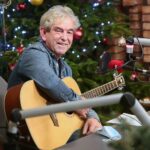 17.12.2020. Radio Kielce. Finał czwartego dnia akcji Radia Kielce "Choinka pod choinkę". Na zdjęciu: Marek Werens / Wiktor Taszłow / Radio Kielce