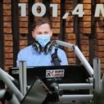 17.12.2020. Radio Kielce. Finał czwartego dnia akcji Radia Kielce "Choinka pod choinkę". Na zdjęciu: Paweł Solarz / Wiktor Taszłow / Radio Kielce