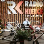 17.12.2020. Radio Kielce. Finał czwartego dnia akcji Radia Kielce "Choinka pod choinkę". Na zdjęciu (od lewej): Marek Werens, Paweł Solarz, Magdalena Sitek / Wiktor Taszłow / Radio Kielce