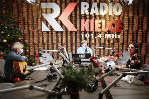 17.12.2020. Radio Kielce. Finał czwartego dnia akcji Radia Kielce "Choinka pod choinkę". Na zdjęciu (od lewej): Marek Werens, Paweł Solarz, Magdalena Sitek / Wiktor Taszłow / Radio Kielce