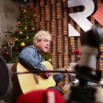 17.12.2020. Radio Kielce. Finał czwartego dnia akcji Radia Kielce "Choinka pod choinkę". Na zdjęciu: Marek Werens / Wiktor Taszłow / Radio Kielce