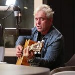 17.12.2020. Radio Kielce. Finał czwartego dnia akcji Radia Kielce "Choinka pod choinkę". Na zdjęciu: Marek Werens / Wiktor Taszłow / Radio Kielce