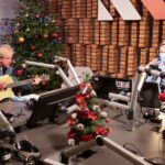 17.12.2020. Radio Kielce. Finał czwartego dnia akcji Radia Kielce "Choinka pod choinkę". Na zdjęciu (od lewej): Marek Werens, Paweł Solarz / Wiktor Taszłow / Radio Kielce