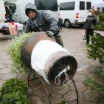 18.12.2020. Kielce. Choinki i karpie na kieleckich targowiskach / Wiktor Taszłow / Radio Kielce