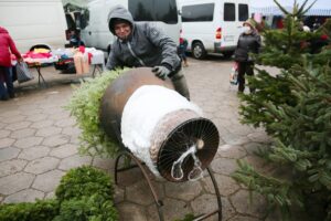 18.12.2020. Kielce. Choinki i karpie na kieleckich targowiskach / Wiktor Taszłow / Radio Kielce