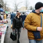 18.12.2020. Kielce. Choinki i karpie na kieleckich targowiskach / Wiktor Taszłow / Radio Kielce