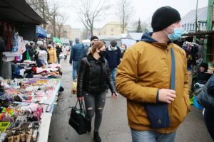 18.12.2020. Kielce. Choinki i karpie na kieleckich targowiskach / Wiktor Taszłow / Radio Kielce