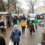 18.12.2020. Kielce. Choinki i karpie na kieleckich targowiskach / Wiktor Taszłow / Radio Kielce