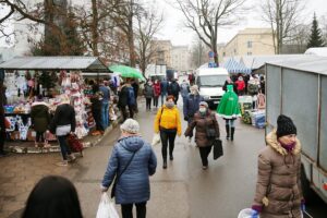 18.12.2020. Kielce. Choinki i karpie na kieleckich targowiskach / Wiktor Taszłow / Radio Kielce