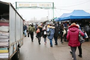 18.12.2020. Kielce. Choinki i karpie na kieleckich targowiskach / Wiktor Taszłow / Radio Kielce