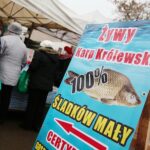 18.12.2020. Kielce. Sprzedaż karpi na targowisku miejskim / Wiktor Taszłow / Radio Kielce