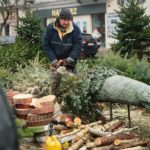 18.12.2020. Kielce. Choinki i karpie na kieleckich targowiskach / Wiktor Taszłow / Radio Kielce