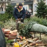18.12.2020 Kielce. Sprzedaż choinek na placu Wolności / Wiktor Taszłow / Radio Kielce