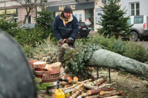 18.12.2020 Kielce. Sprzedaż choinek na placu Wolności / Wiktor Taszłow / Radio Kielce