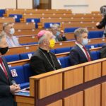 18.12.2020. Kielce. Wojewoda świętokrzyski przyznał nagrody "Czyste Serca". Na zdjęciu (od lewej): Zbigniew Koniusz - wojewoda świętokrzyski, biskup Jan Piotrowski, Krzysztof Słoń - senator, Kazimierz Mądzik - świętokrzyski kurator oświaty / Wiktor Taszłow / Radio Kielce