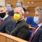 18.12.2020. Kielce. Wojewoda świętokrzyski przyznał nagrody "Czyste Serca". Na zdjęciu (od lewej): Zbigniew Koniusz - wojewoda świętokrzyski, biskup Jan Piotrowski, Krzysztof Słoń - senator / Wiktor Taszłow / Radio Kielce