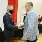 18.12.2020. Kielce. Wojewoda świętokrzyski przyznał nagrody "Czyste Serca". Na zdjęciu: Zbigniew Koniusz - wojewoda świętokrzyski, Robert Banasik - placówka opiekuńczo - wychowawcza typu rodzinnego w Wójtostwie / Wiktor Taszłow / Radio Kielce