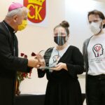 18.12.2020. Kielce. Wojewoda świętokrzyski przyznał nagrody "Czyste Serca". Na zdjęciu (od lewej): biskup Jan Piotrowski, Anna Pluta - Świętokrzyskie Stowarzyszenie Pomocy Osobom z Chorobą Parkinsona, Piotr Franiek / Wiktor Taszłow / Radio Kielce