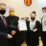 18.12.2020. Kielce. Wojewoda świętokrzyski przyznał nagrody "Czyste Serca". Na zdjęciu (od lewej): Zbigniew Koniusz - wojewoda świętokrzyski, biskup Jan Piotrowski, Anna Pluta - Świętokrzyskie Stowarzyszenie Pomocy Osobom z Chorobą Parkinsona, Piotr Franiek / Wiktor Taszłow / Radio Kielce