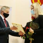 18.12.2020. Kielce. Wojewoda świętokrzyski przyznał nagrody "Czyste Serca". Na zdjęciu (od lewej): Zbigniew Koniusz - wojewoda świętokrzyski, Katarzyna Banasik - Stowarzyszenie aktywności zawodowej "Passa" / Wiktor Taszłow / Radio Kielce