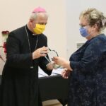 18.12.2020. Kielce. Wojewoda świętokrzyski przyznał nagrody "Czyste Serca". Na zdjęciu (od lewej): biskup Jan Piotrowski, Bernadeta Rak / Wiktor Taszłow / Radio Kielce