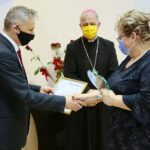 18.12.2020. Kielce. Wojewoda świętokrzyski przyznał nagrody "Czyste Serca". Na zdjęciu (od lewej): Zbigniew Koniusz - wojewoda świętokrzyski, biskup Jan Piotrowski, Bernadeta Rak / Wiktor Taszłow / Radio Kielce