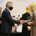 18.12.2020. Kielce. Wojewoda świętokrzyski przyznał nagrody "Czyste Serca". Na zdjęciu (od lewej): Zbigniew Koniusz - wojewoda świętokrzyski, Agnieszka Kucybała - stowarzyszenie Krewcy Ponidzianie / Wiktor Taszłow / Radio Kielce