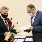 18.12.2020. Kielce. Wojewoda świętokrzyski przyznał nagrody "Czyste Serca". Na zdjęciu (od lewej): Zbigniew Koniusz - wojewoda świętokrzyski, Janusz Knap - prezes Radia Kielce / Wiktor Taszłow / Radio Kielce