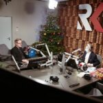 18.12.2020. Radio Kielce. Finał piątego dnia akcji Radia Kielce "Choinka pod choinkę". Na zdjęciu (od lewej):  Piotr Salata, Paweł Solarz / Wiktor Taszłow / Radio Kielce