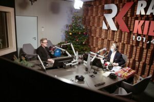 18.12.2020. Radio Kielce. Finał piątego dnia akcji Radia Kielce "Choinka pod choinkę". Na zdjęciu (od lewej): Piotr Salata, Paweł Solarz / Wiktor Taszłow / Radio Kielce