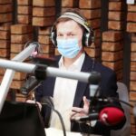 18.12.2020. Radio Kielce. Finał piątego dnia akcji Radia Kielce "Choinka pod choinkę". Na zdjęciu: Paweł Solarz / Wiktor Taszłow / Radio Kielce