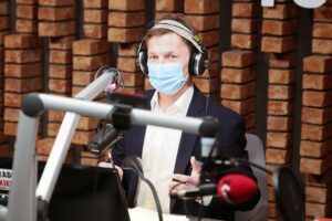 18.12.2020. Radio Kielce. Finał piątego dnia akcji Radia Kielce "Choinka pod choinkę". Na zdjęciu: Paweł Solarz / Wiktor Taszłow / Radio Kielce