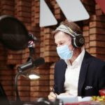 18.12.2020. Radio Kielce. Finał piątego dnia akcji Radia Kielce "Choinka pod choinkę". Na zdjęciu: Paweł Solarz / Wiktor Taszłow / Radio Kielce