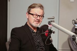 18.12.2020. Radio Kielce. Finał piątego dnia akcji Radia Kielce "Choinka pod choinkę". Na zdjęciu: Piotr Salata / Wiktor Taszłow / Radio Kielce