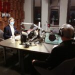 18.12.2020. Radio Kielce. Finał piątego dnia akcji Radia Kielce "Choinka pod choinkę". Na zdjęciu (od lewej): Paweł Solarz, Piotr Salata / Wiktor Taszłow / Radio Kielce