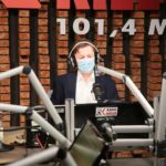 18.12.2020. Radio Kielce. Finał piątego dnia akcji Radia Kielce "Choinka pod choinkę". Na zdjęciu: Paweł Solarz / Wiktor Taszłow / Radio Kielce